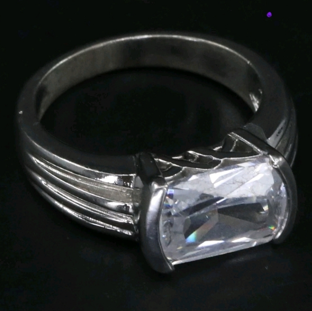 TRUE VINTAGE Silver Plated Bezel-Set White CZ Fluted Engagement Ring Size 8 - Picture 1 of 4